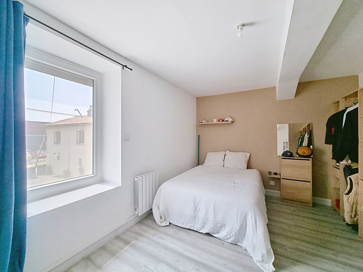 Maison de ville  au centre de Tignieu, totalement rénovée,  79.5 m² avec un petit extérieur, une cave et 3 places de stationnement