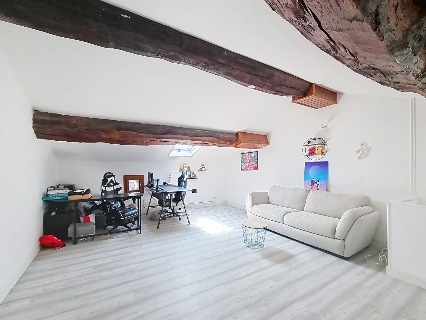 Maison de ville  au centre de Tignieu, totalement rénovée,  79.5 m² avec un petit extérieur, une cave et 3 places de stationnement