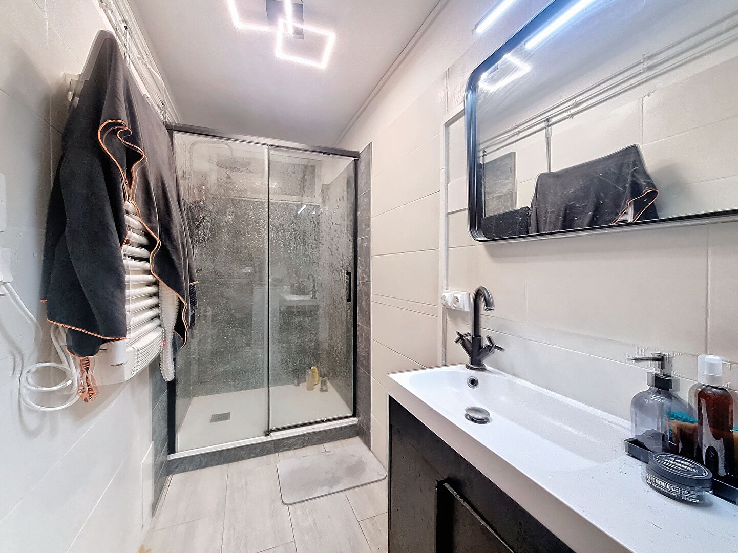 Maison de ville  au centre de Tignieu, totalement rénovée,  79.5 m² avec un petit extérieur, une cave et 3 places de stationnement
