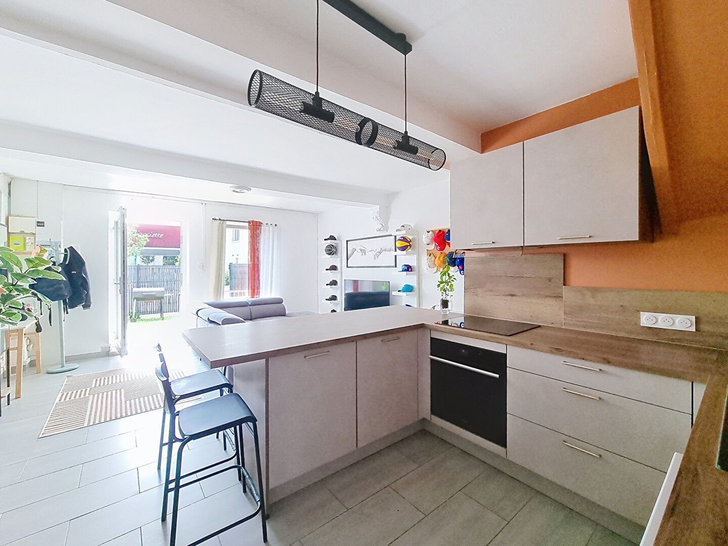 Maison de ville  au centre de Tignieu, totalement rénovée,  79.5 m² avec un petit extérieur, une cave et 3 places de stationnement
