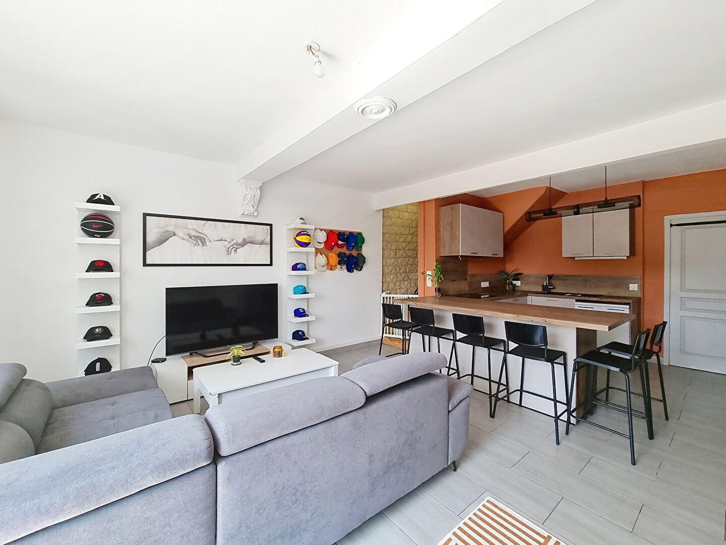 Maison de ville  au centre de Tignieu, totalement rénovée,  79.5 m² avec un petit extérieur, une cave et 3 places de stationnement