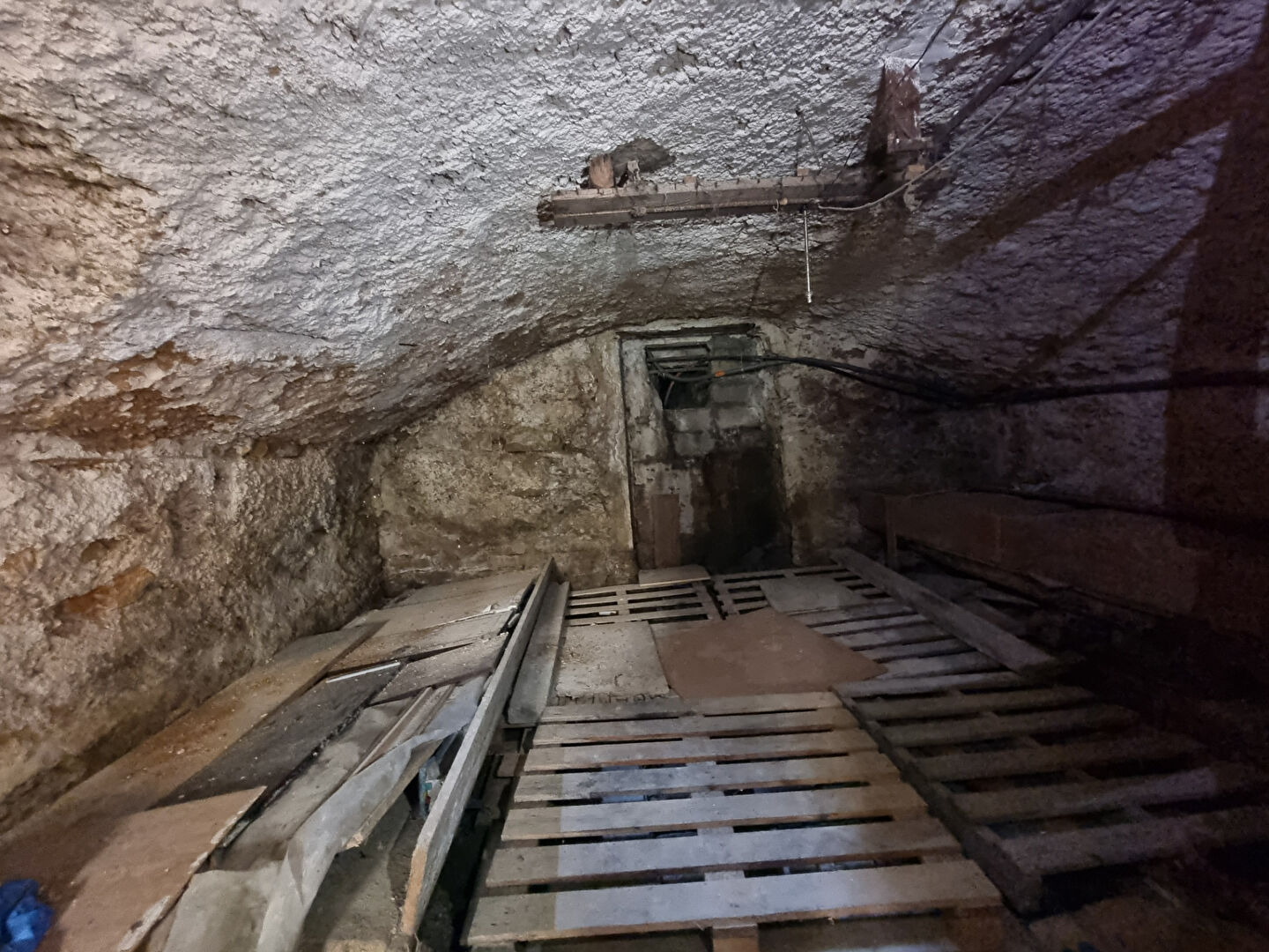 Maison de ville  au centre de Tignieu, totalement rénovée,  79.5 m² avec un petit extérieur, une cave et 3 places de stationnement