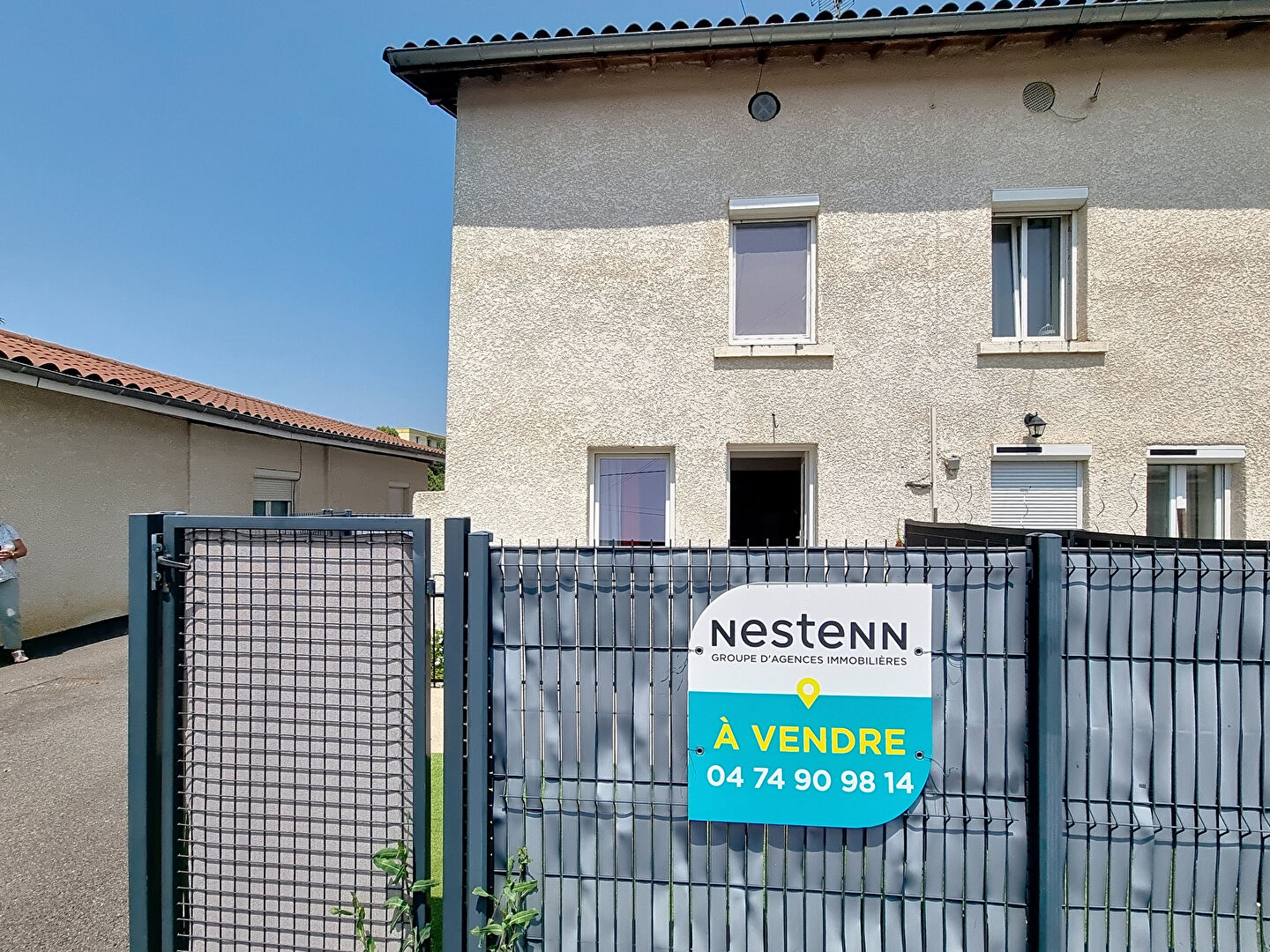 Maison de ville  au centre de Tignieu, totalement rénovée,  79.5 m² avec un petit extérieur, une cave et 3 places de stationnement