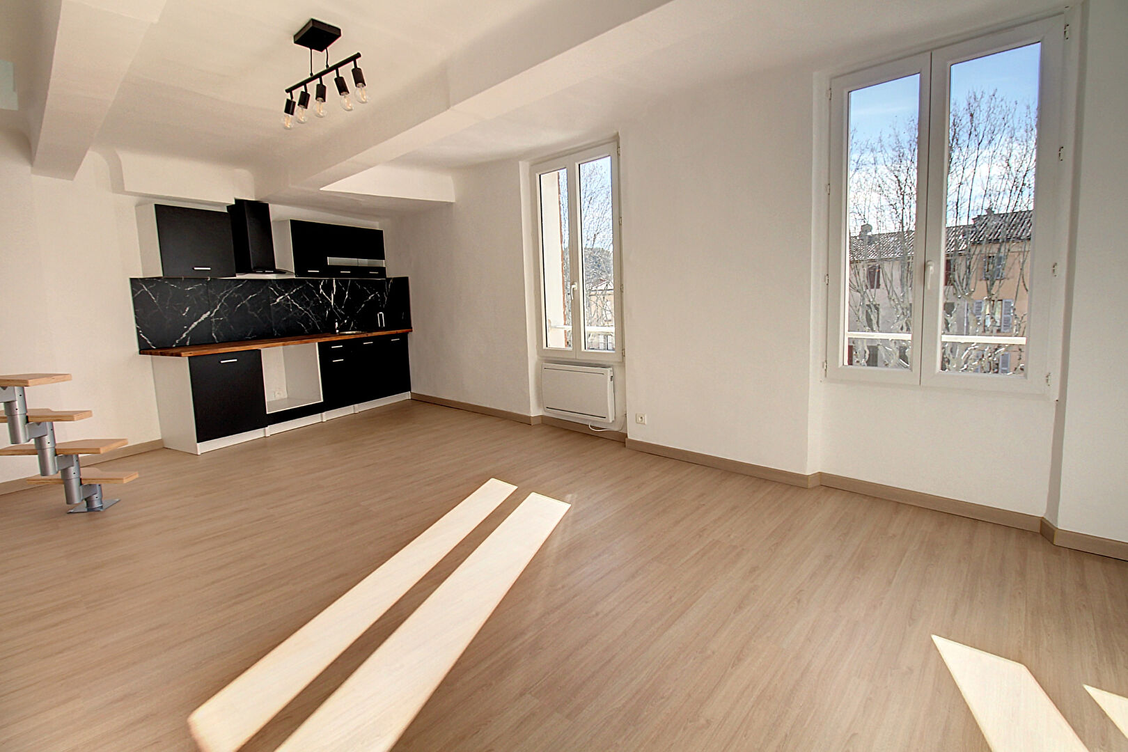 A VENDRE SALERNES - 2 Appartements très lumineux - 5 pièces
