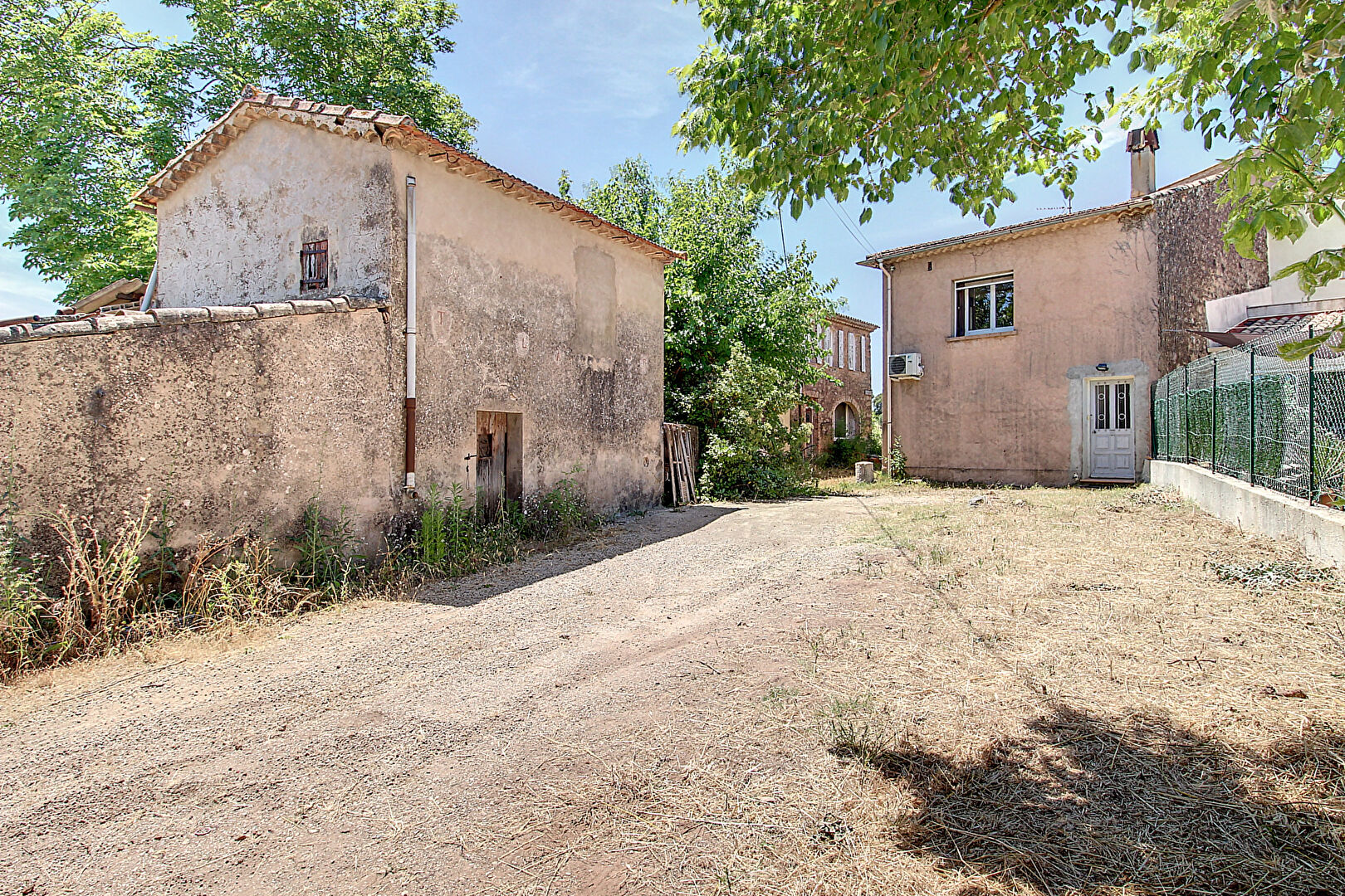 A VENDRE Maisons de Hameau - 250 m² - à rénover - terrain 4067m²