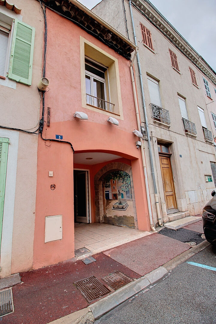 EXCLUSIVITE - À vendre  Maison de village à Vidauban avec local commercial et appartement rénové
