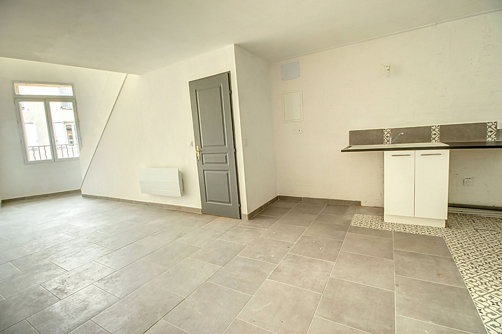 EXCLUSIVITE - À vendre  Maison de village à Vidauban avec local commercial et appartement rénové