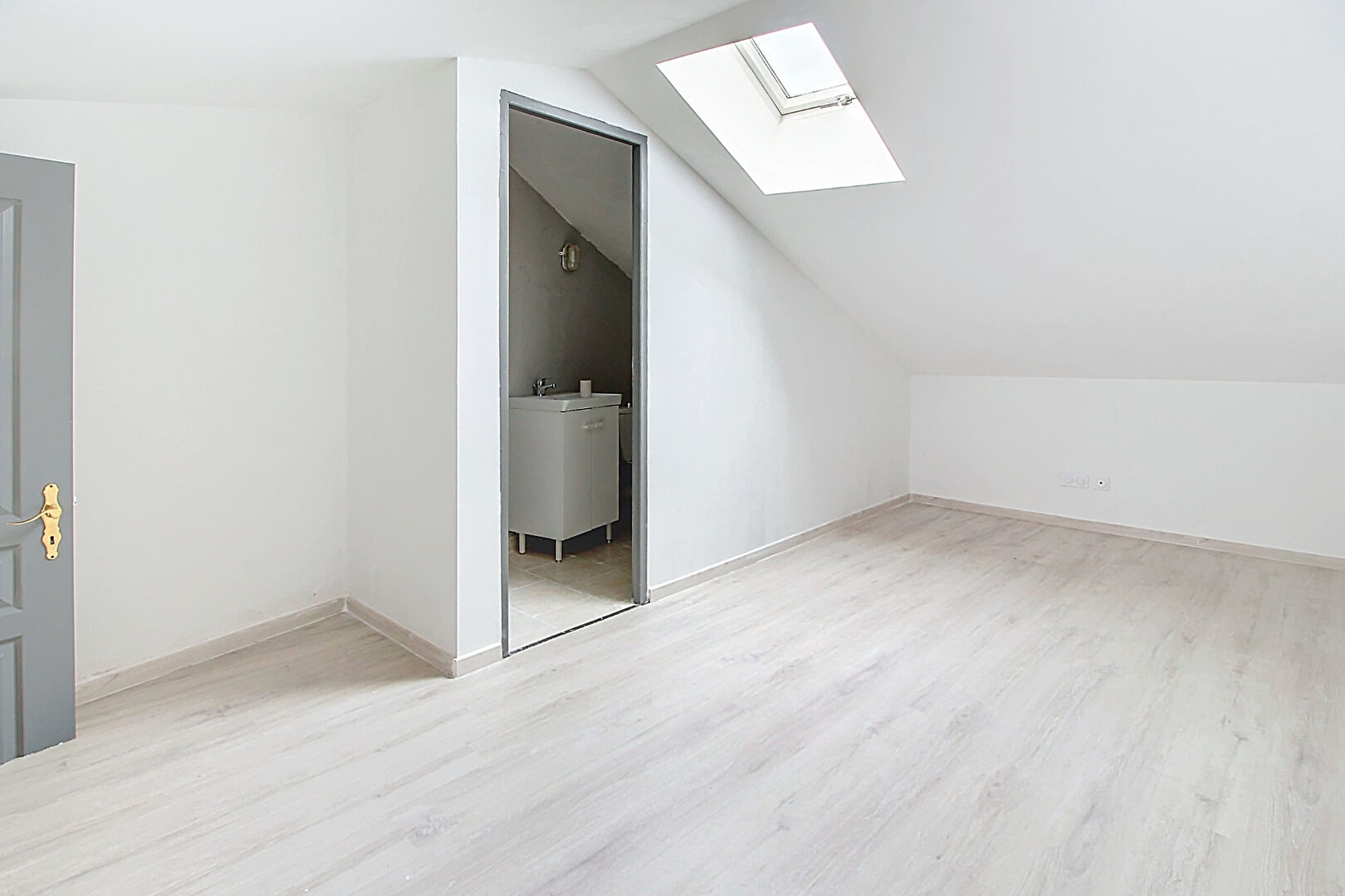 EXCLUSIVITE - À vendre  Maison de village à Vidauban avec local commercial et appartement rénové