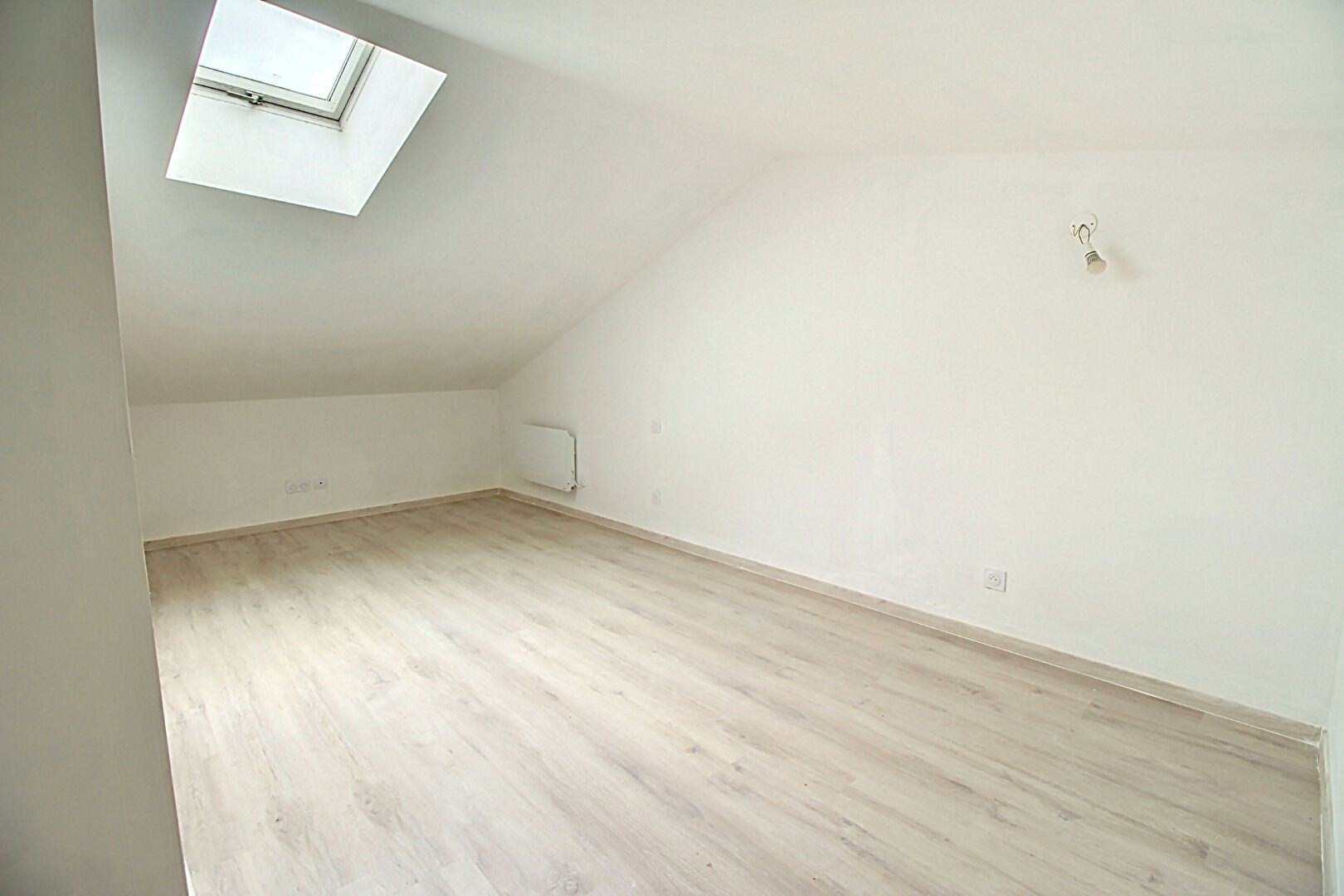 EXCLUSIVITE - À vendre  Maison de village à Vidauban avec local commercial et appartement rénové
