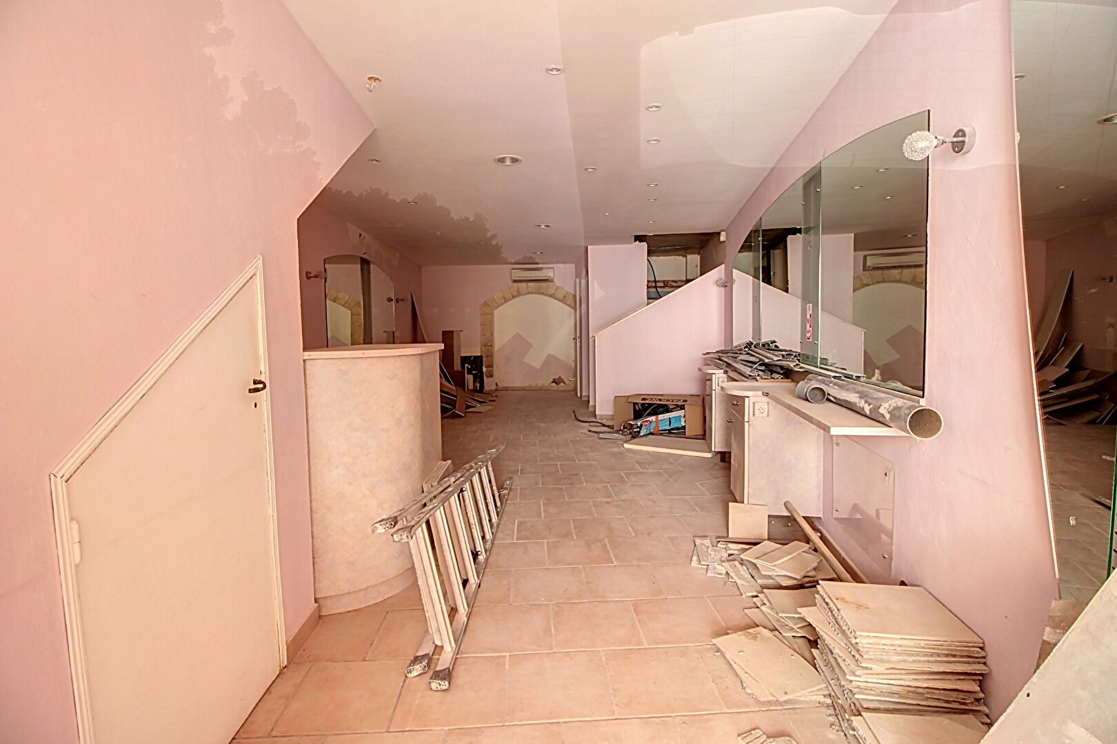 EXCLUSIVITE - À vendre  Maison de village à Vidauban avec local commercial et appartement rénové