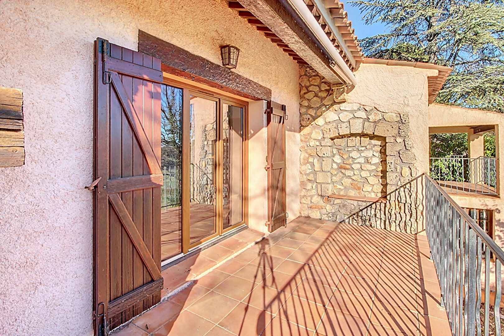 A VENDRE EN EXCLUSIVITE  Maison TOURTOUR 5 pièces 98m2 avec une vue splendide sur un terrain de 1072m2