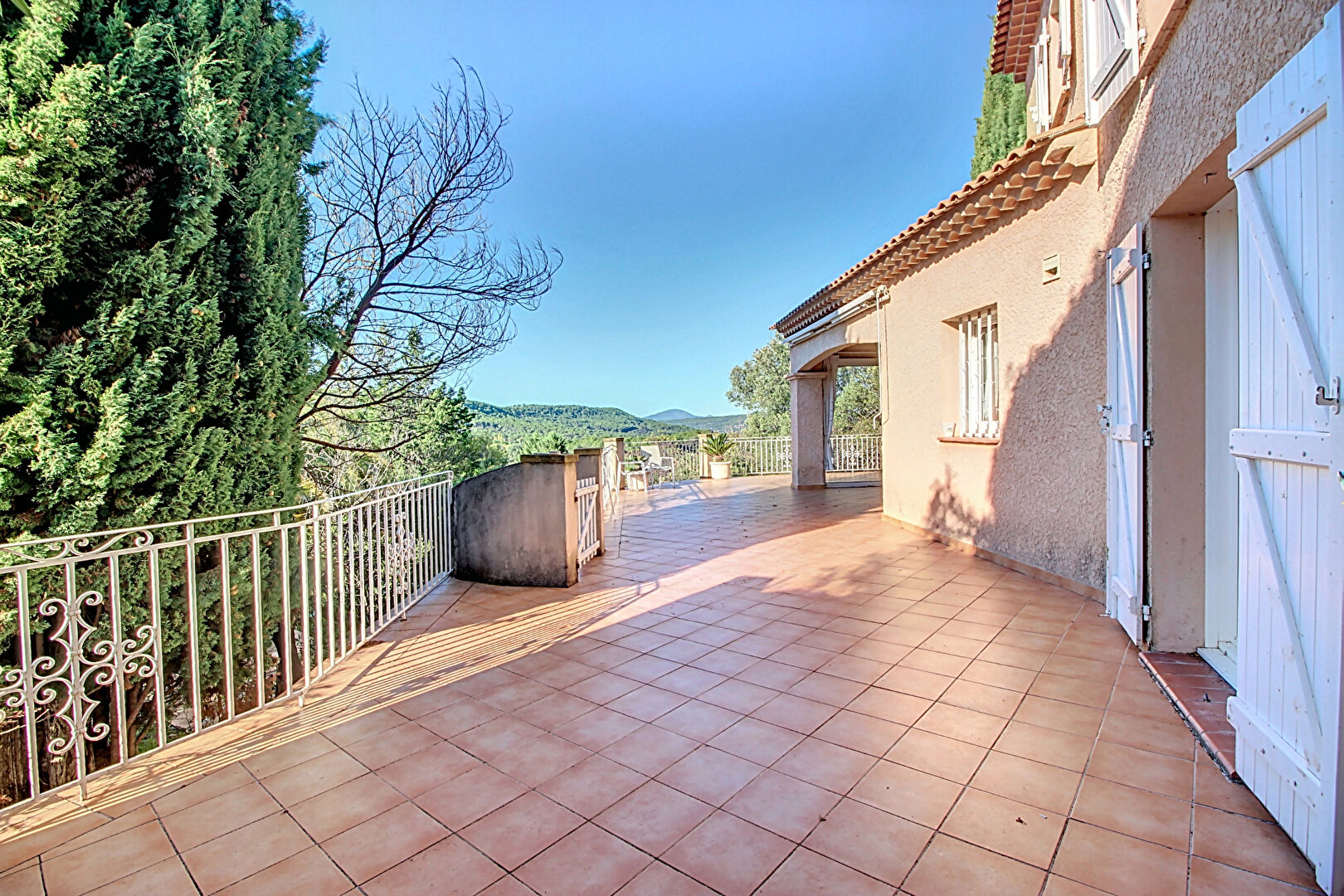 A VENDRE VILLECROZE - Maison 110m² sur un terrain d'environ 3000m² - VUE DEGAGEE