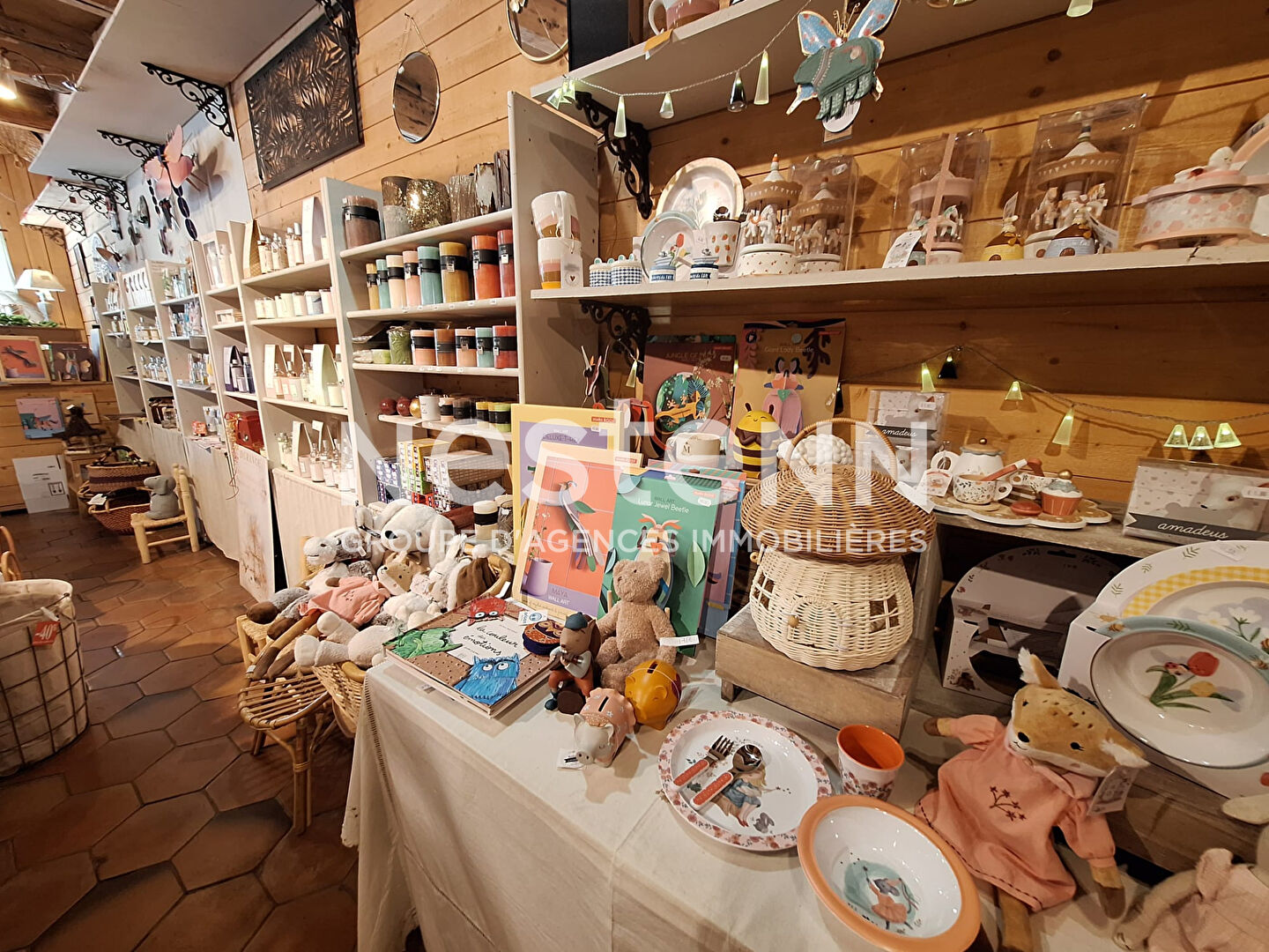 A VENDRE FONDS DE COMMERCE SUR SALERNES 100 m2