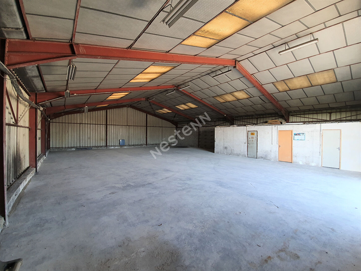 BATIMENT A USAGE D'ENTREPOT  OU  ACTIVITE ARTISANALE DE   320 M²
