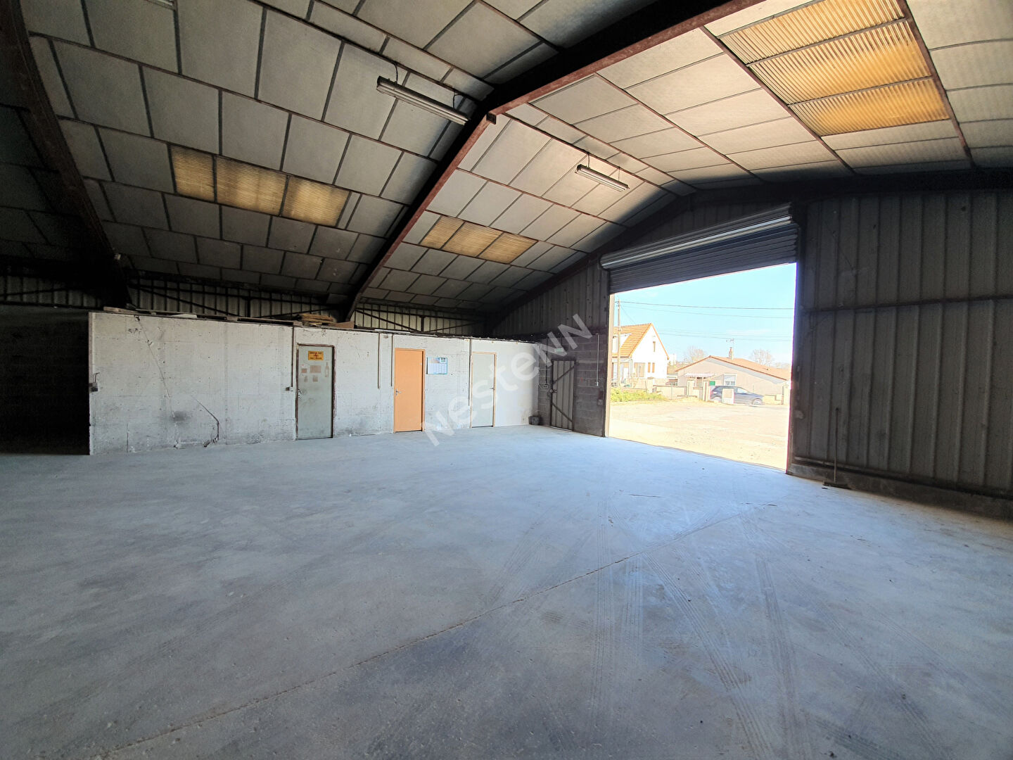 BATIMENT A USAGE D'ENTREPOT  OU  ACTIVITE ARTISANALE DE   320 M²