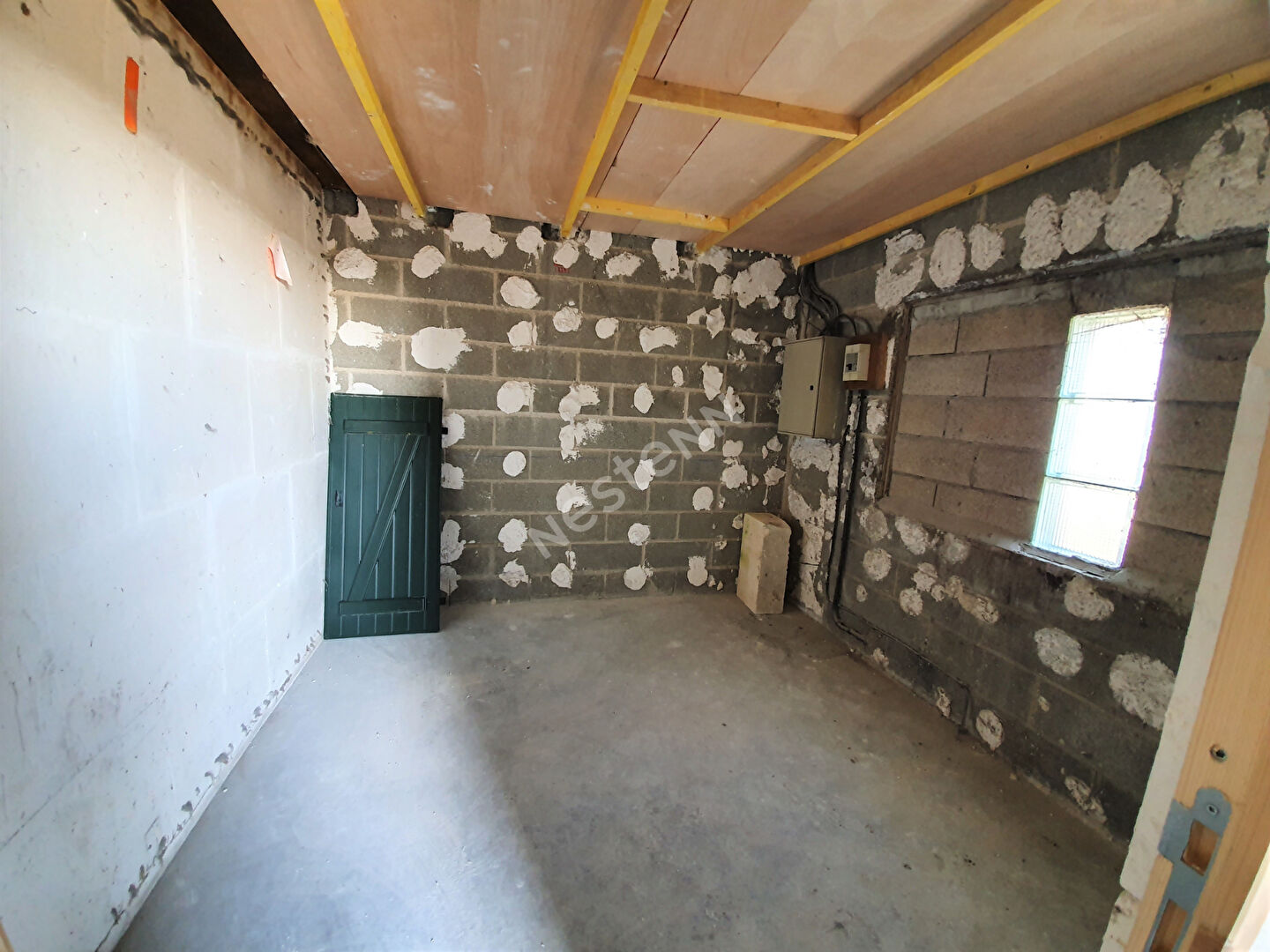 BATIMENT A USAGE D'ENTREPOT  OU  ACTIVITE ARTISANALE DE   320 M²