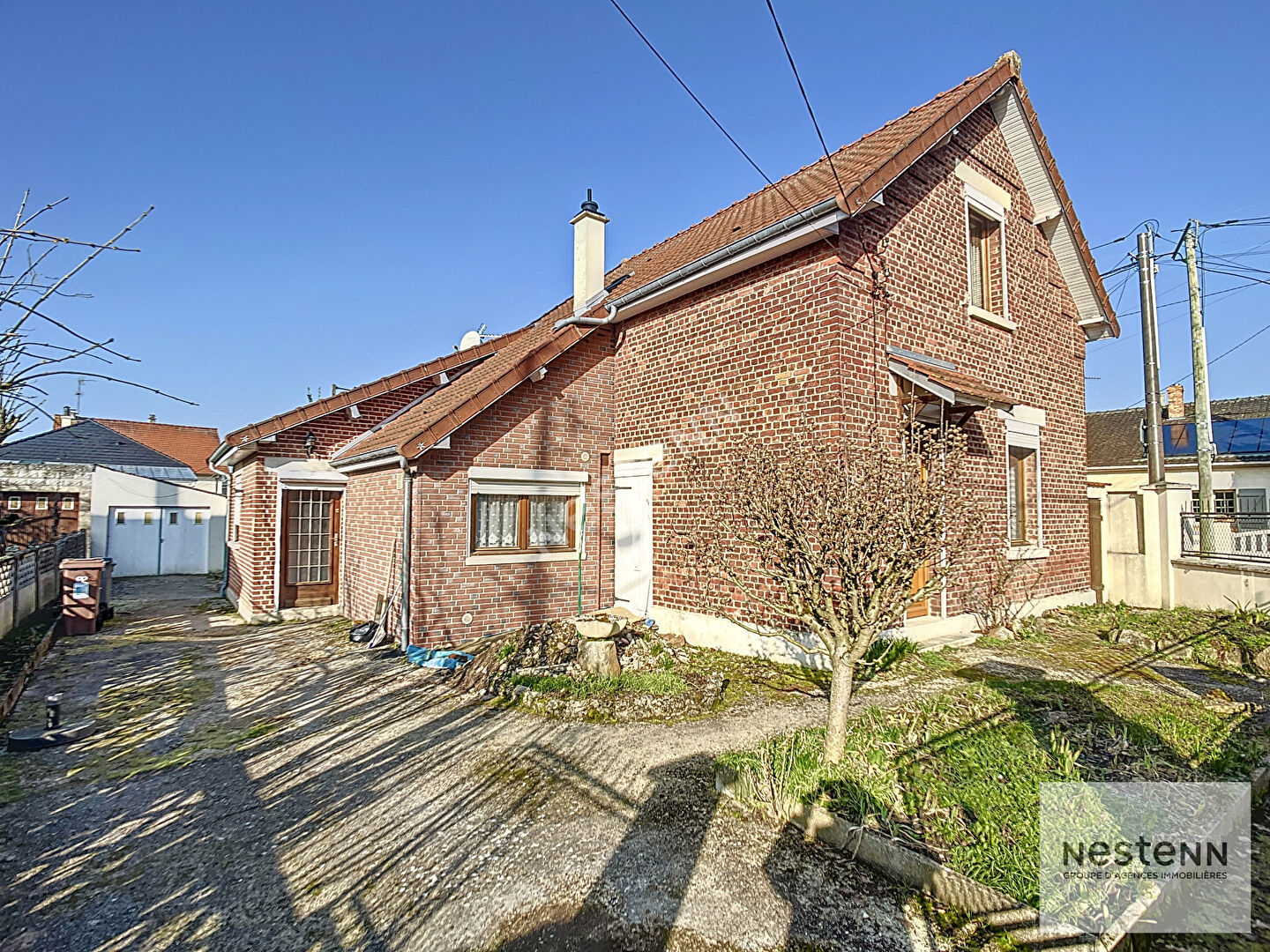 À vendre : Maison de ville avec jardin et garage, proche du centre-ville