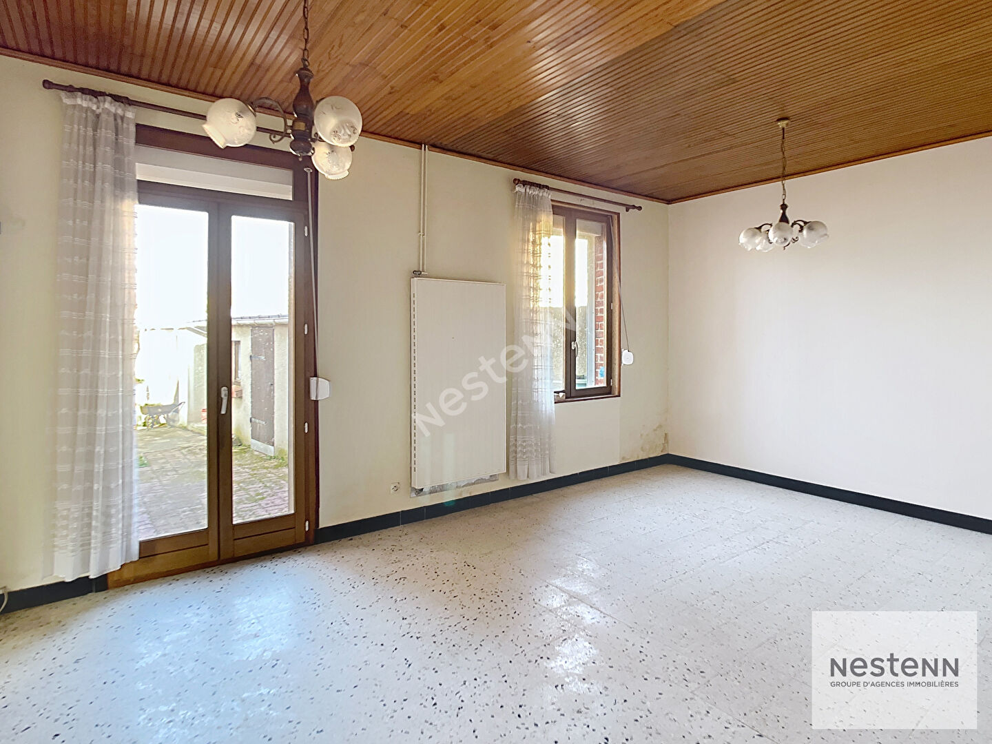 À vendre : Maison de ville avec jardin et garage, proche du centre-ville