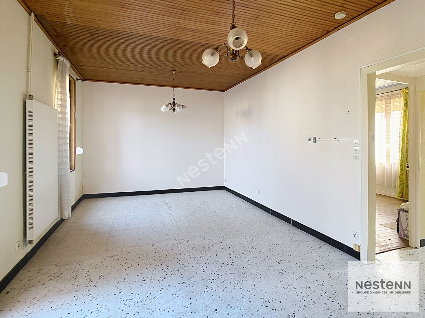À vendre : Maison de ville avec jardin et garage, proche du centre-ville