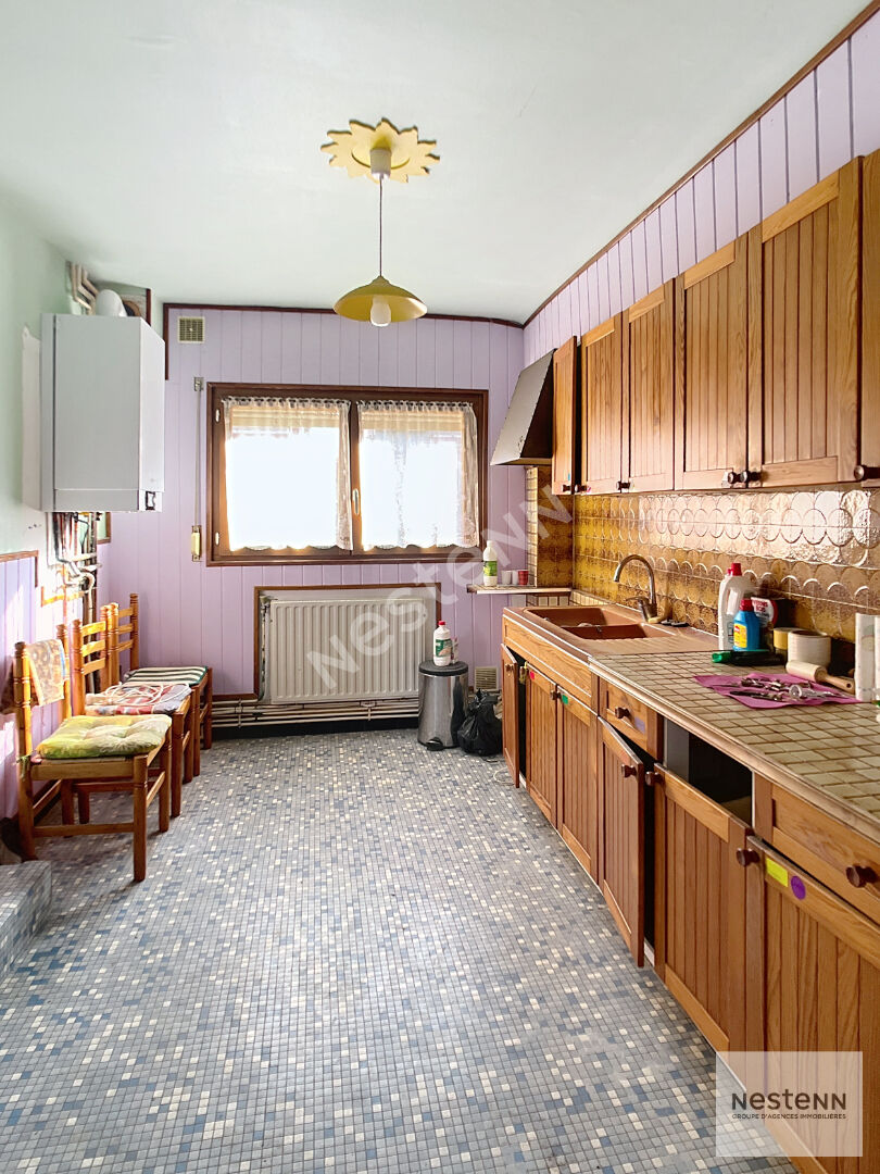 À vendre : Maison de ville avec jardin et garage, proche du centre-ville