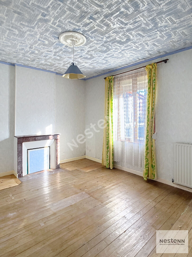 À vendre : Maison de ville avec jardin et garage, proche du centre-ville