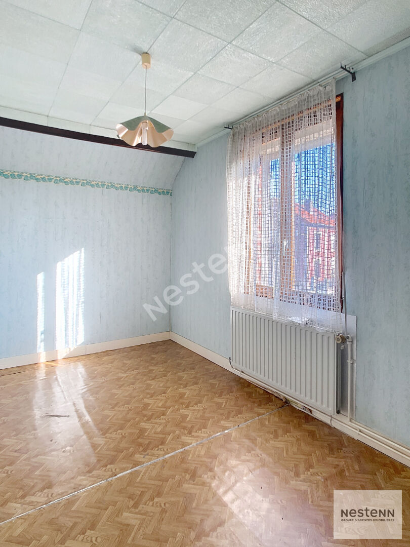 À vendre : Maison de ville avec jardin et garage, proche du centre-ville