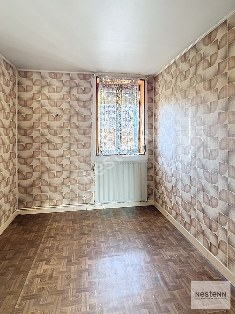 À vendre : Maison de ville avec jardin et garage, proche du centre-ville