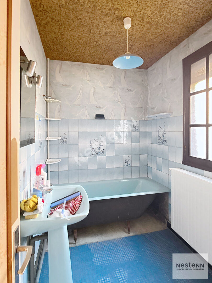 À vendre : Maison de ville avec jardin et garage, proche du centre-ville