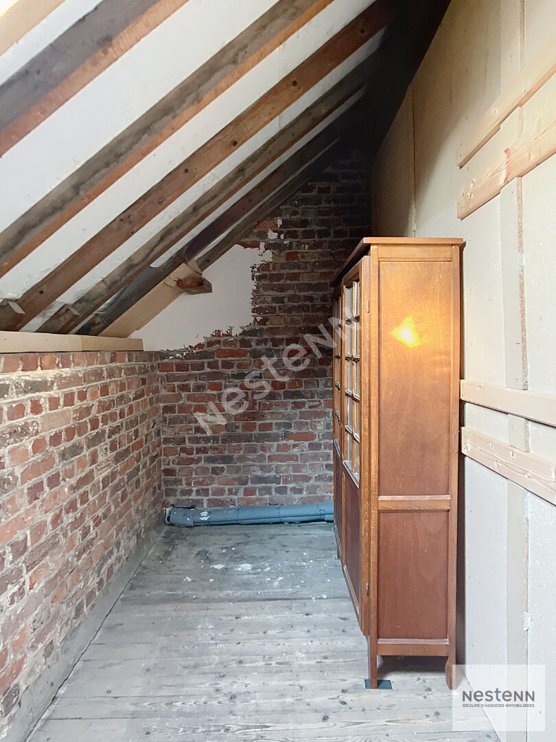 À vendre : Maison de ville avec jardin et garage, proche du centre-ville