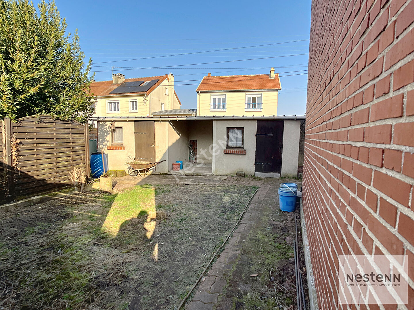 À vendre : Maison de ville avec jardin et garage, proche du centre-ville