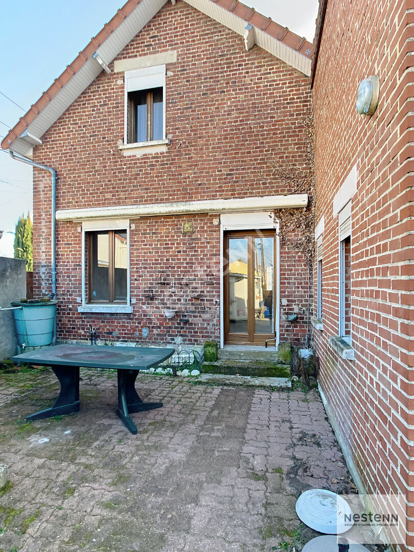 À vendre : Maison de ville avec jardin et garage, proche du centre-ville