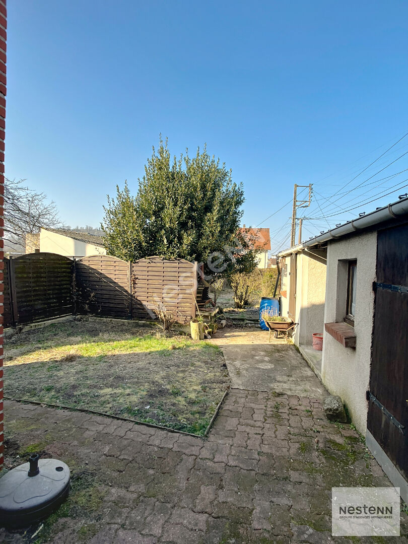 À vendre : Maison de ville avec jardin et garage, proche du centre-ville