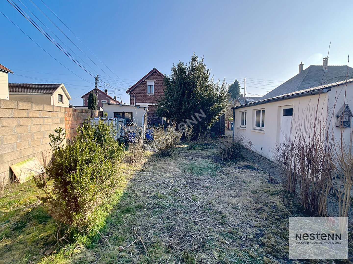 À vendre : Maison de ville avec jardin et garage, proche du centre-ville
