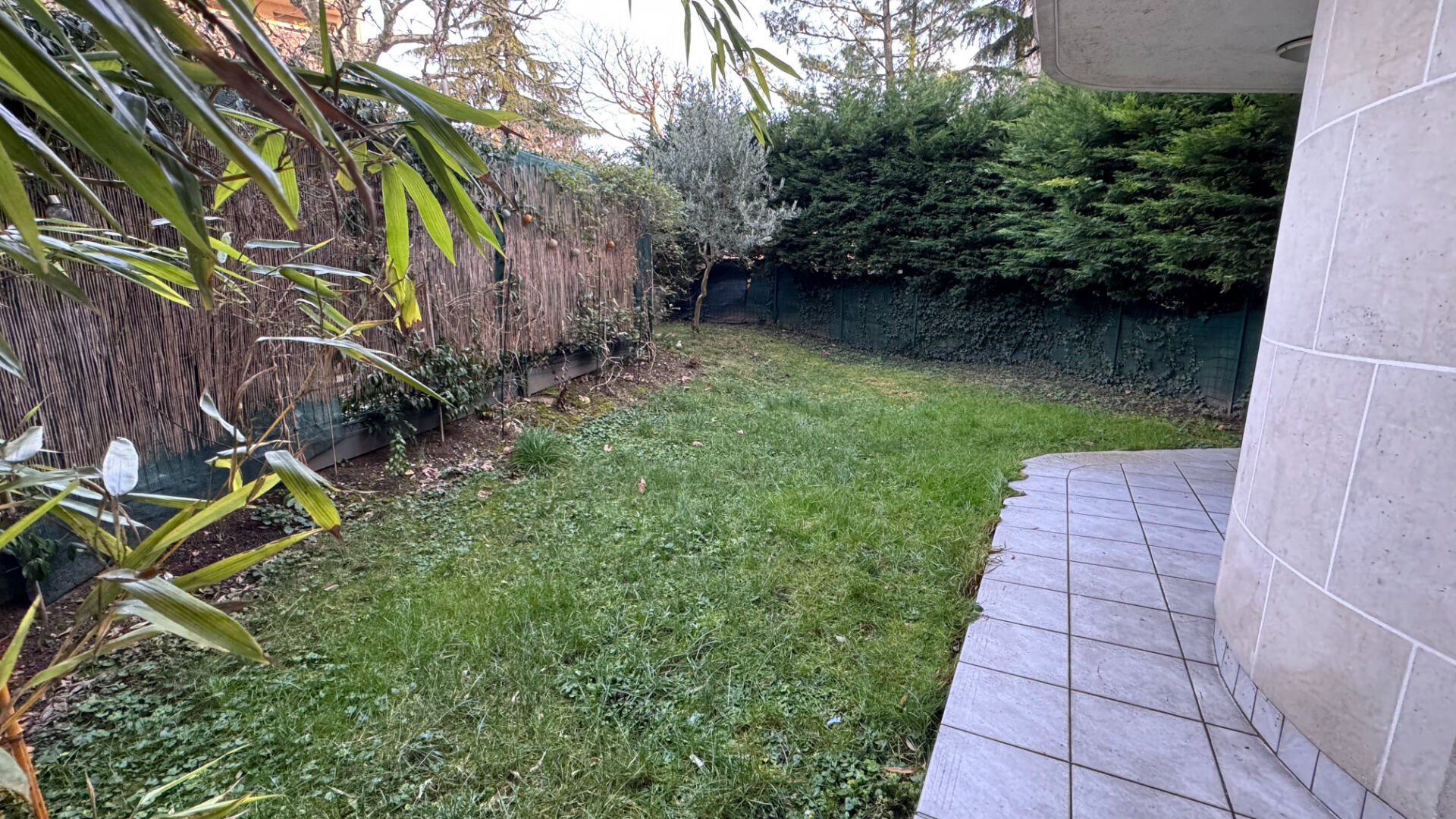 CENTRE VILLE LE PERREUX - T1 AVEC TERRASSE ET JARDIN