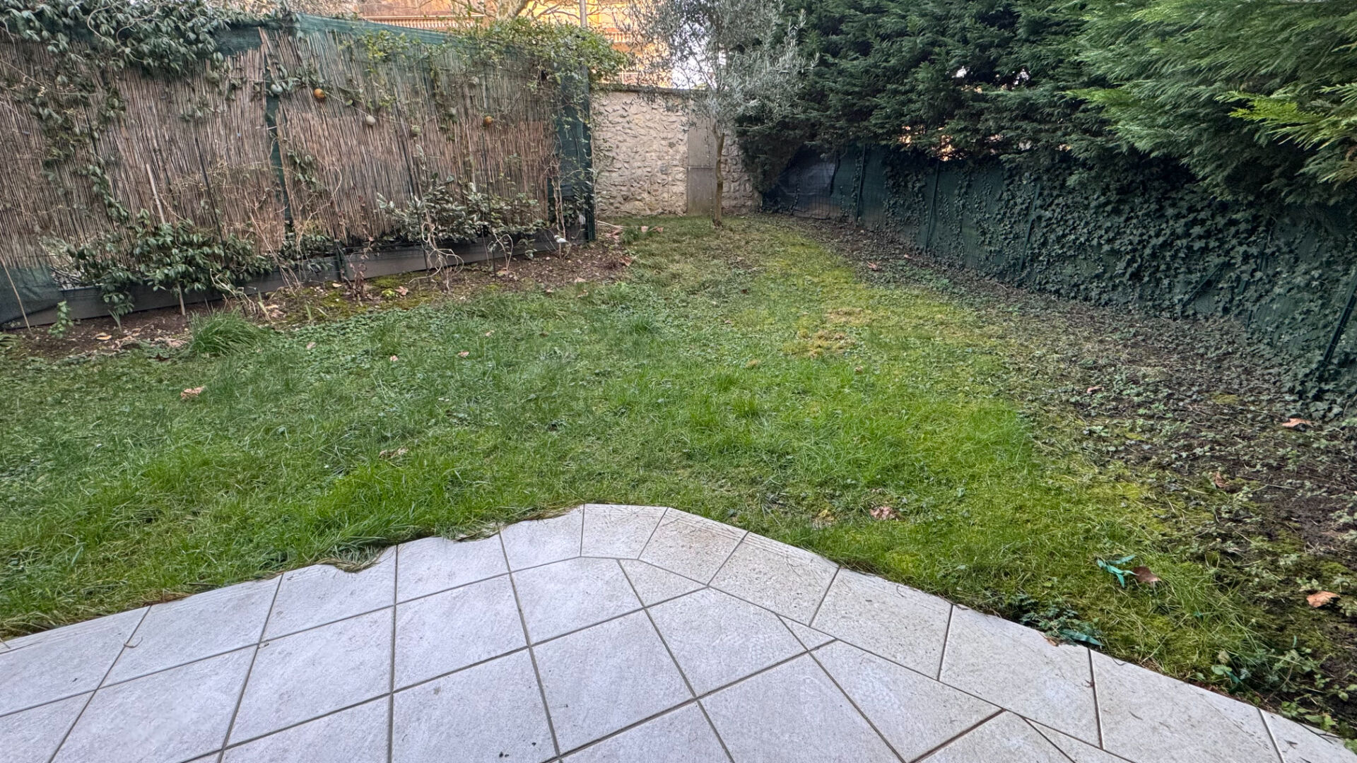 CENTRE VILLE LE PERREUX - T1 AVEC TERRASSE ET JARDIN