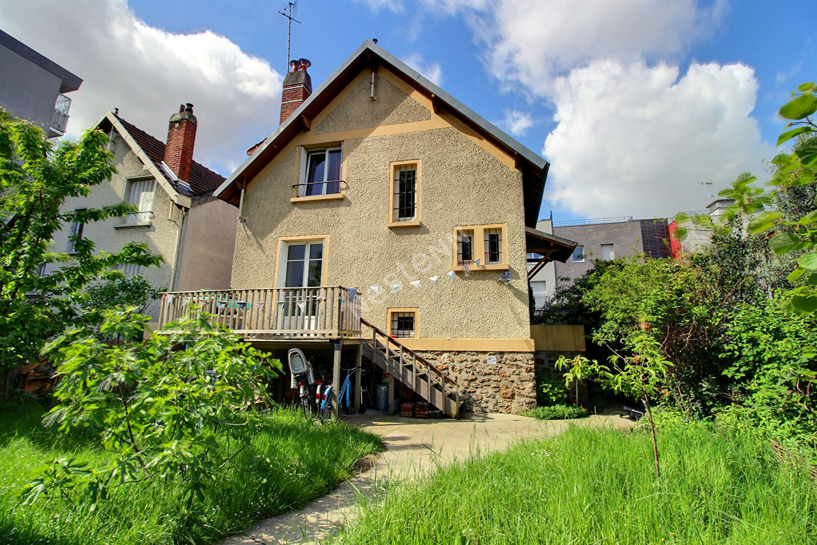 Maison avec jardin et garage - AVEC dépendances : maison 2 pièces et 2 espaces bureau