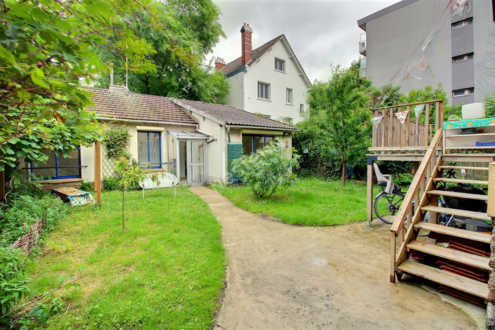 Maison avec jardin et garage - AVEC dépendances : maison 2 pièces et 2 espaces bureau