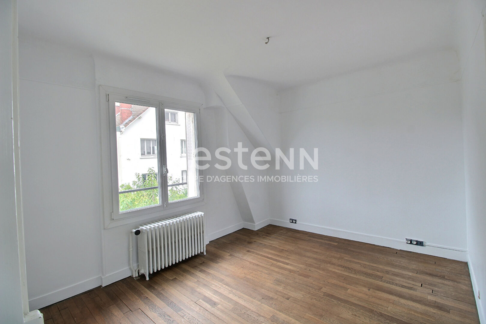 Maison avec jardin et garage - AVEC dépendances : maison 2 pièces et 2 espaces bureau
