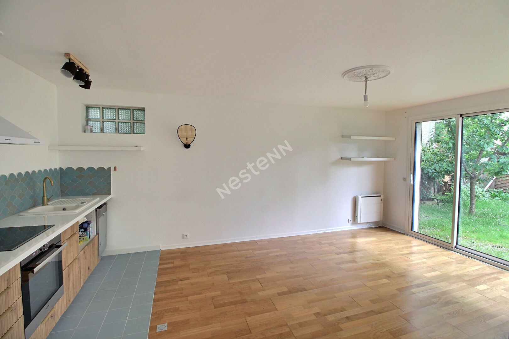 Maison avec jardin et garage - AVEC dépendances : maison 2 pièces et 2 espaces bureau