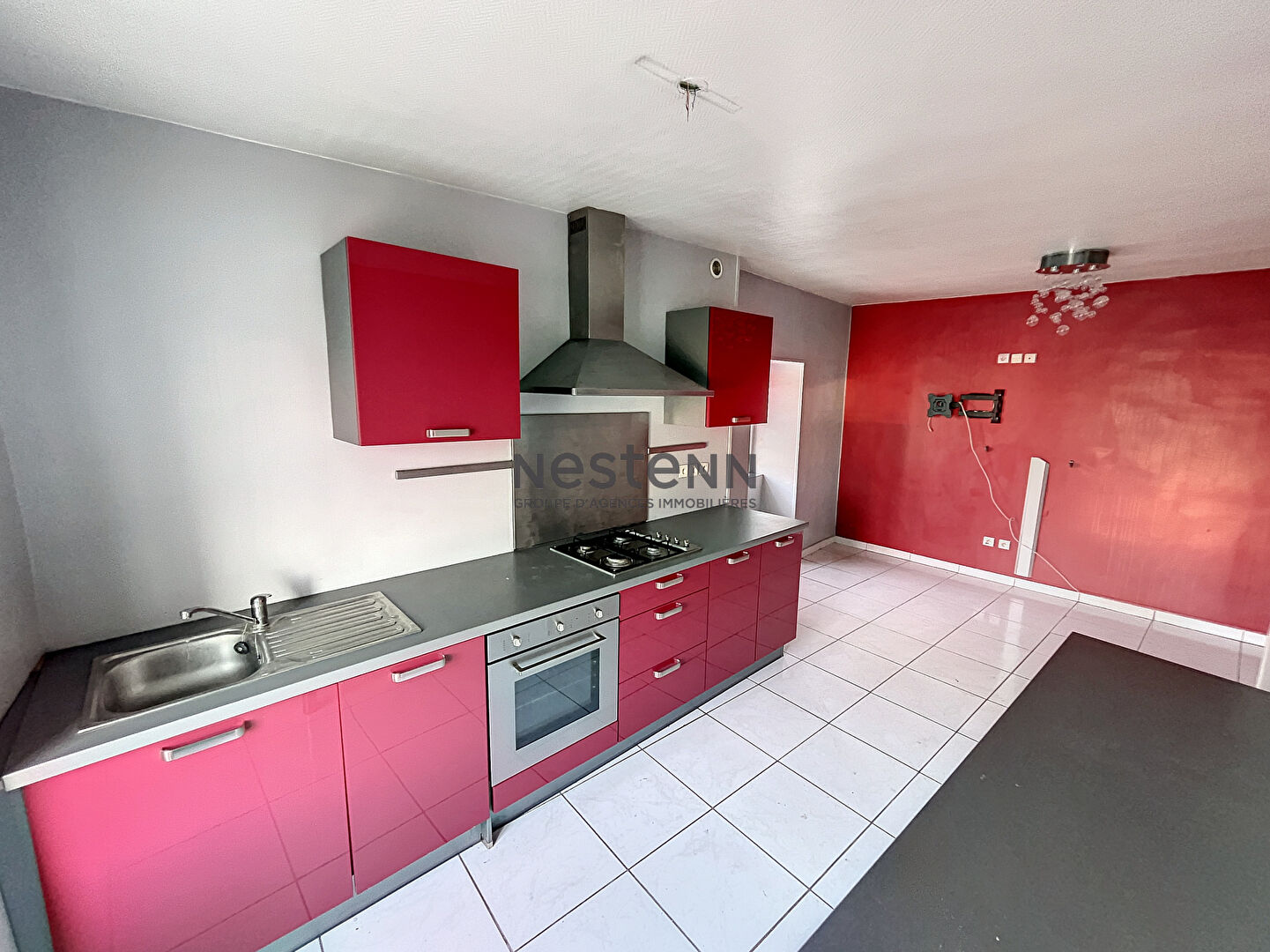 LINAS Maison de ville composée de 3 appartements-Cour-Atelier-Remises - 168 m² -