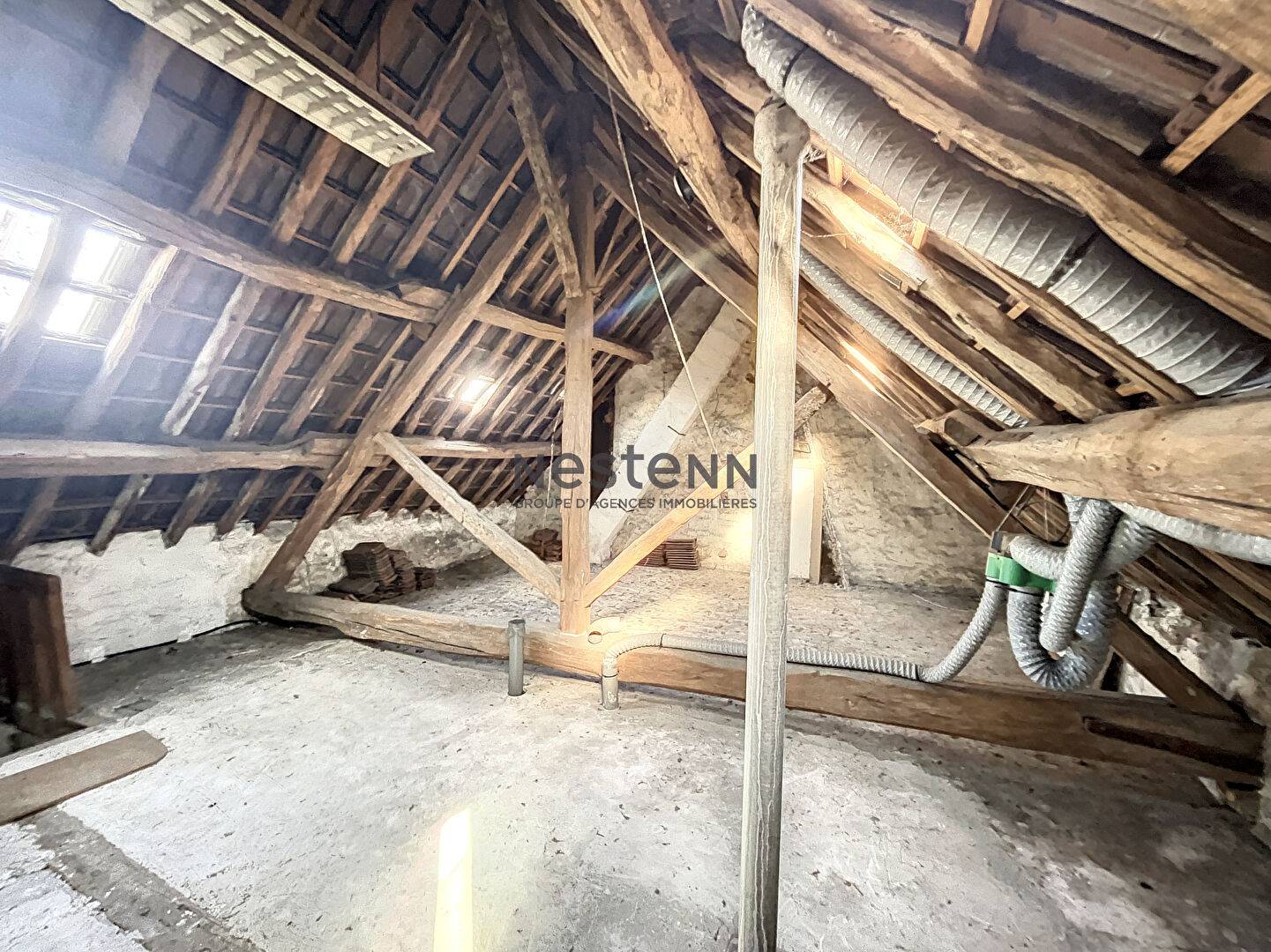 LINAS Maison de ville composée de 3 appartements-Cour-Atelier-Remises - 168 m² -