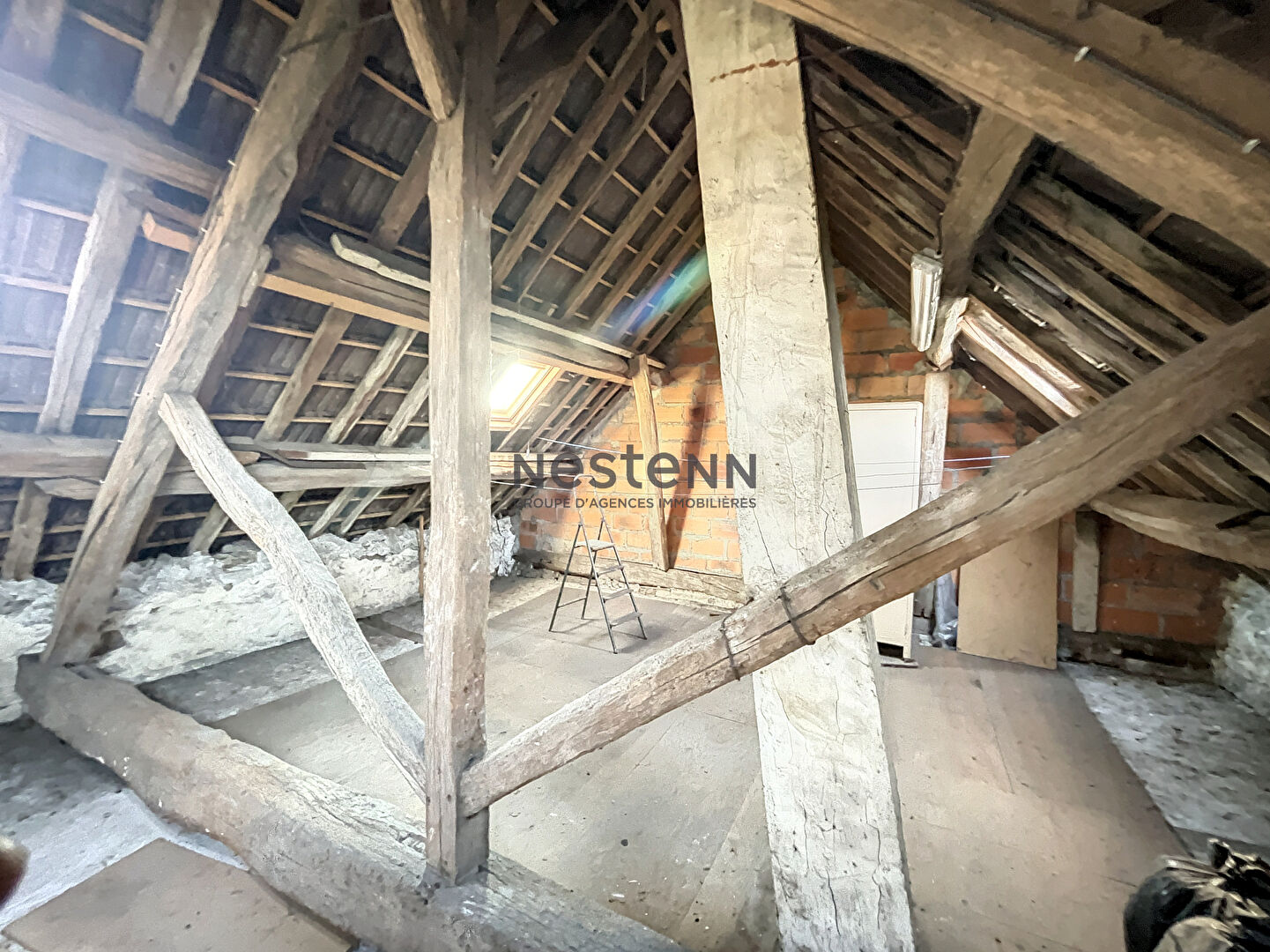 LINAS Maison de ville composée de 3 appartements-Cour-Atelier-Remises - 168 m² -