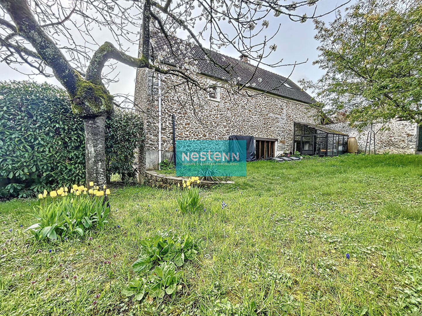 À Vendre - plein coeur de Leuville - proche des écoles, des transports et des commerces - beaux volumes