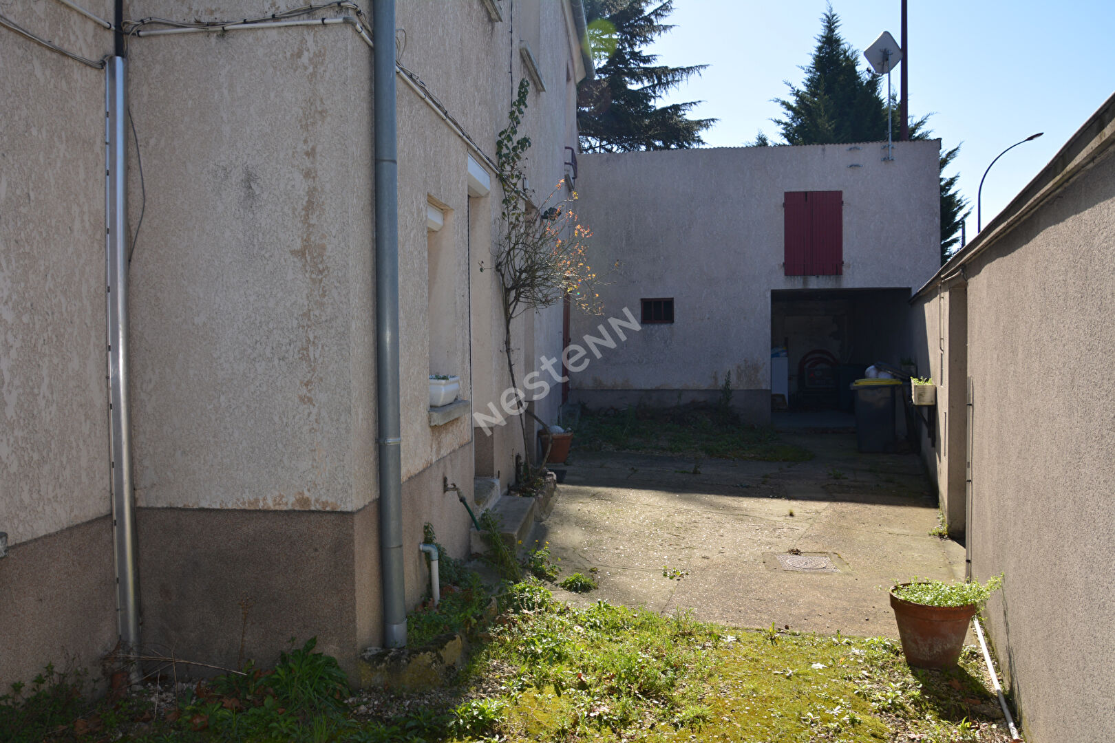 LINAS Maison de ville composée de 3 appartements-Cour-Atelier-Remises - 168 m² -