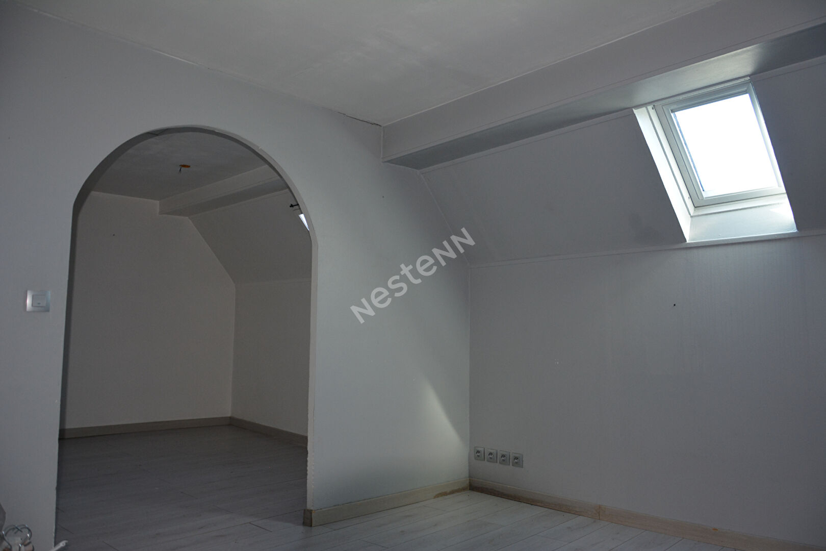 LINAS Maison de ville composée de 3 appartements-Cour-Atelier-Remises - 168 m² -