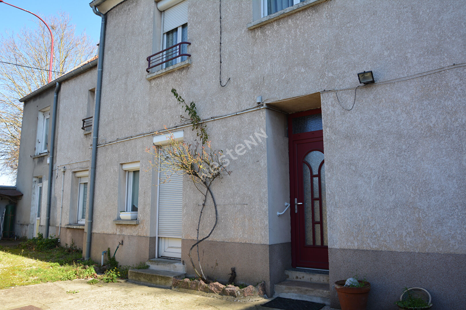 LINAS Maison de ville composée de 3 appartements-Cour-Atelier-Remises - 168 m² -