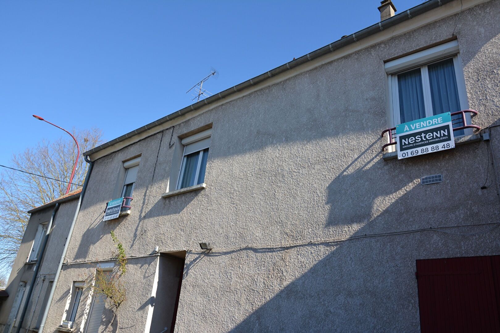 LINAS Maison de ville composée de 3 appartements-Cour-Atelier-Remises - 168 m² -