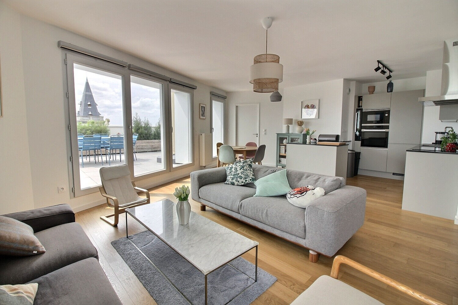 Appartement T4  - Vaste terrasse  - 2 stationnements