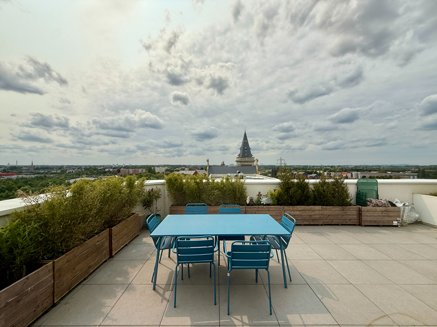 Appartement T4  - Vaste terrasse  - 2 stationnements