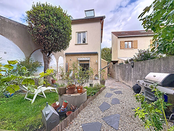 MONTREUIL, PROCHE DU PARC MONTREAU, MAISON AU CALME AVEC GARAGE ET UNE DEPENDANCE AMENAGEE EN 2 PIECES